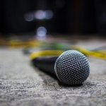 カラオケで歌わない人は周りからどう思われてる？意見を調査！