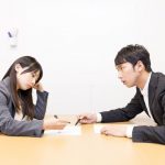 仕事やバイトで人によって言うことが違う時の対処法4つ!