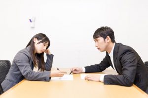 仕事やバイトで人によって言うことが違う時の対処法4つ！