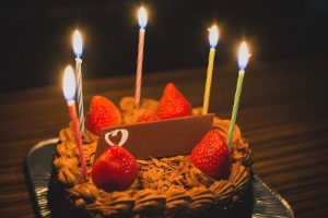 友達の誕生日はいつまで祝う？「もうやめたい」と思ったら？