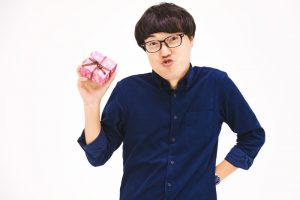 誕生日プレゼントをあげたのにくれない友達への対応3つ！