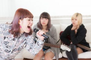 カラオケは部屋を別々にできる？途中で友達の所に移動するのはOK？