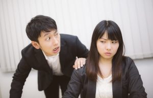 仕事中に話しかけてくる上司や同僚がうざい時の対処法7つ！